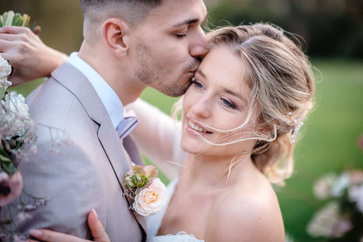 Hochzeitsfotografie Kurs, Trauredner, Hochzeitsplaner Kurs , Hochzeitsprofisakademie, Brautpaar umarmt sich